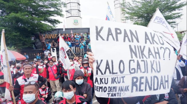 Demo Pemprov Banten, Ribuan Buruh Tuntut UMK 2022 Naik 10% Hingga 13,5%