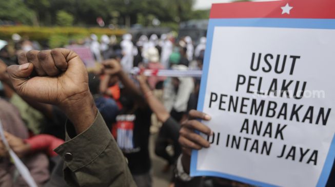 Aliansi Mahasiswa Papua (AMP) melakukan aksi unjuk rasa memperingati 60 tahun deklarasi kemerdekaan Papua Barat di kawasan Patung Kuda Arjuna Wiwaha, Jakarta, Rabu (1/12/2021). [Suara.com/Angga Budhiyanto]