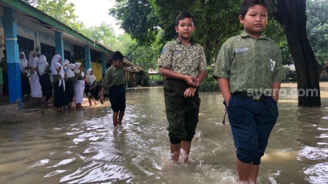 Siswa SD di Gresik Tetap Bersekolah Meski Terendam Banjir