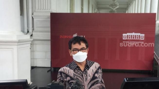 Anggota Komisi III DPR RI Fraksi PDIP Johan Budi SP setelah bertemu Presiden Joko Widodo (Jokowi) di Istana Kepresidenan Jakarta, Rabu (1/12/2021). (Suara.com/Ummi H Saleh)