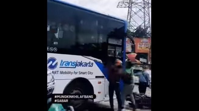 Tabrak Motor, Viral Bus TransJakarta Dirusak Sejumlah Pemotor di Simpang PGC Cililitan