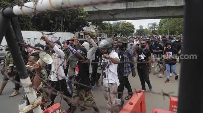 Aliansi Mahasiswa Papua (AMP) melakukan aksi unjuk rasa memperingati 60 tahun deklarasi kemerdekaan Papua Barat di sekitar Kedutaan Besar Amerika Serikat, Jakarta, Rabu (1/12/2021). [Suara.com/Angga Budhiyanto]