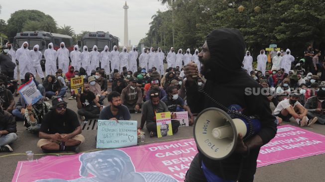 Aliansi Mahasiswa Papua (AMP) melakukan aksi unjuk rasa memperingati 60 tahun deklarasi kemerdekaan Papua Barat di kawasan Patung Kuda Arjuna Wiwaha, Jakarta, Rabu (1/12/2021). [Suara.com/Angga Budhiyanto]