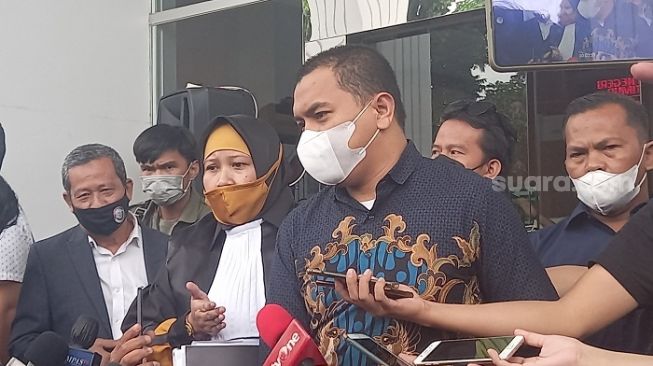 Pengacara Munarman, Azis Yanuar (kenakan batik) saat ditemui wartawan seusai menghadiri sidang kasus terorisme di PN Jakarta Timur. (Suara.com/Yosea Arga)