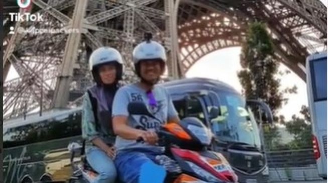 Viral di TikTok! Pasangan Ini Berhasil Sampai Paris Naik Motor Bebek