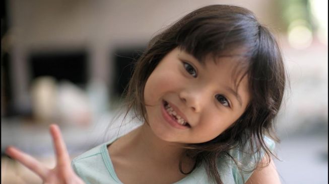 Anak artis pamer gigi ompong. (Instagram/gadiiing)