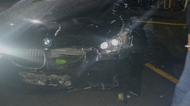 BMW Tabrak 3 Motor, Sopir Bau Alkohol, 2 Korban Bapak-Anak Luka Berat Dilarikan ke RS