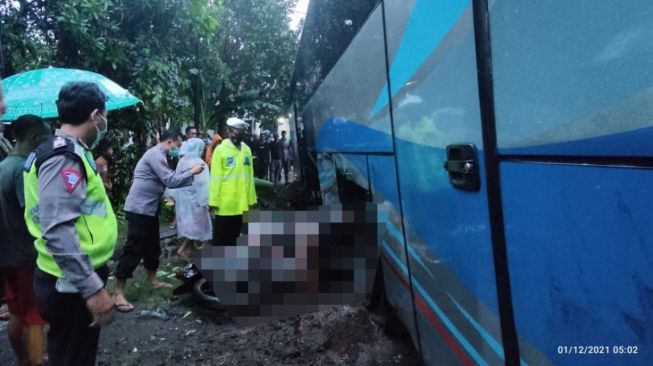 Kecelakaan Lalu Lintas di Probolinggo, Pemotor Tewas Tertimpa Bus