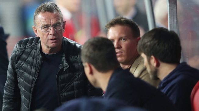 Pelatih interim Manchester United, Ralf Rangnick (kiri). [Ronny Hartmann / AFP]