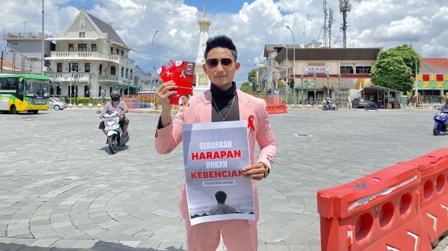 Selebgram Daniel Cahya Saputra menggelar aksi di Tugu Jogja untuk memperingati Hari HIV AIDS Sedunia - (SuaraJogja.id/HO-Daniel Cahya Saputra)