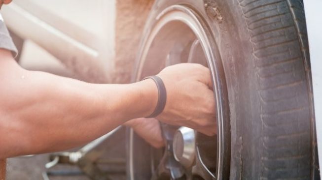 Cara Mengganti Ban Mobil yang Wajib Diketahui Pengemudi