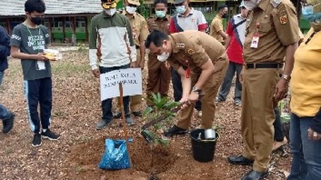 Galakan Revolusi Hijau, SMPN 5 Banjarbaru Ditanami 130 Bibit Pohon Asuh