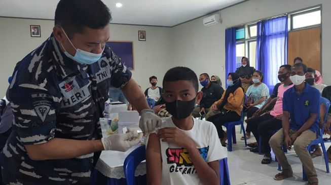 Hari Armada RI, Lanal Gorontalo Vaksinasi Covid-19 Masyarakat Pesisir