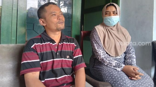 Joko Santoso didampingi istri Titik Handayani, warga Kota Malang yang sempat mengalami kebutaan setelah vaksinasi Covid-19 jenis AstraZeneca, Kamis (2/12/2021). [SuaraMalang.id/Bob Bimantara Leander]