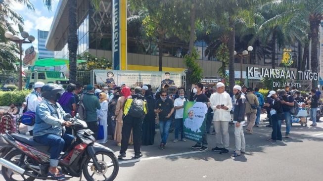 Massa Reuni 212 masih bertahan di Jalan MH. Thamrin dan Jalan Kebon Sirih, Jakarta Pusat, Kamis (2/12/2021). ANTARA/Mentari Dwi Gayati