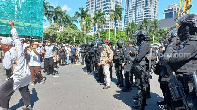 Kisruh karena Ngotot Bertahan, Polisi Bubarkan Paksa Massa Reuni 212 di MH Thamrin