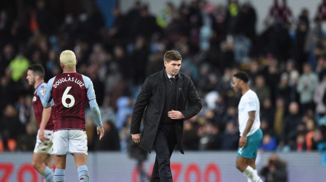 Pelatih Aston Villa, Steven Gerrard (tengah) meninggalkan lapangan setelah timnya menderita kekalahan 1-2 dari Manchester City dalam laga pekan ke-14 Liga Inggris di Villa Park, Kamis (2/12/2021) dini hari WIB. Oli SCARFF / AFP.