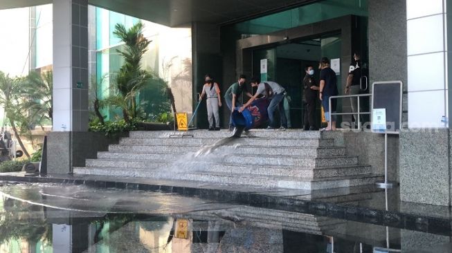 Kondisi pasca gedung Cyber 1 Kuningan, Jaksel terbakar yang menewaskan dua orang. (Suara.com/Novian)