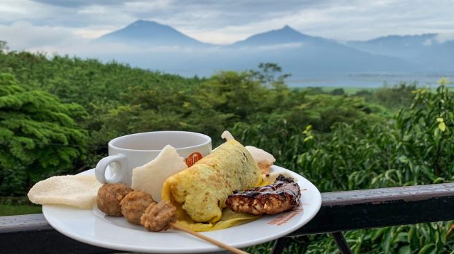 Berada di Tengah Kebun nan Rimbun, Kafe Sky View Tawarkan Menu Unik Nasi Goreng Kopi!