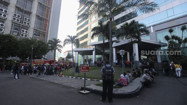 Suasana di luar Gedung Cyber 1 pascakebakaran di Jakarta, Kamis (2/12/2021). [Suara.com/Angga Budhiyanto]