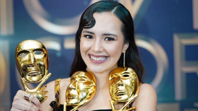 Potret Beby Tsabina Borong Piala IMA Awards 2021. [Instagram.com/bebytsabina]