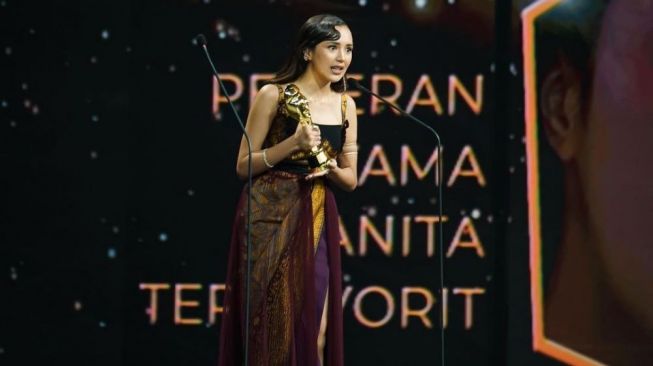 Potret Beby Tsabina Borong Piala IMA Awards 2021. [Instagram.com/bebytsabina]