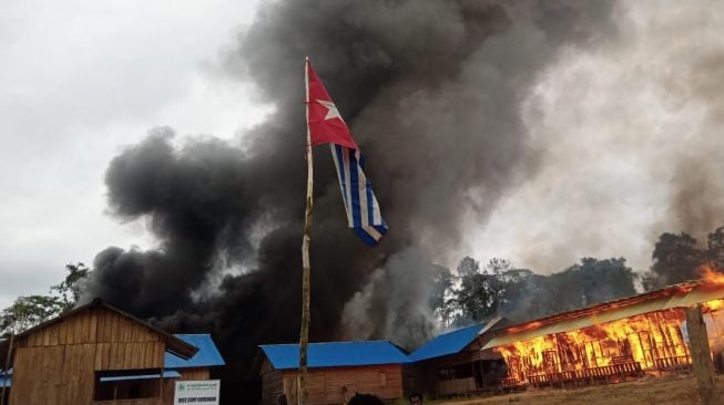 TPNPB-OPM bakar fasilitas milik PT Bangun Kayu Irian, Sorong, Papua. (Dok. Sebby Sambom)