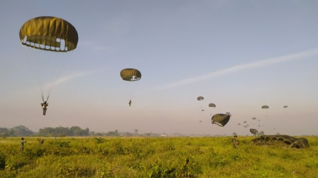 Pasukan Terjun Payung Malaysia Bersenjata Lengkap Mendarat di Bandung Barat