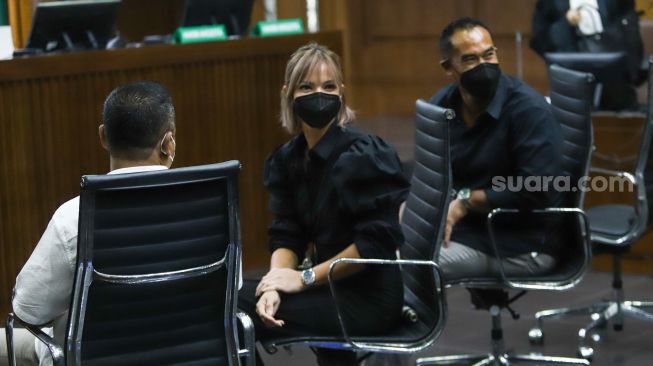 Aktris Nia Ramadhani dan suaminya, Ardie Bakrie saat menjalani sidang kasus narkoba di Pengadilan Negeri Jakarta Pusat, Kamis (2/12/2021). [Suara.com/Alfian Winanto]