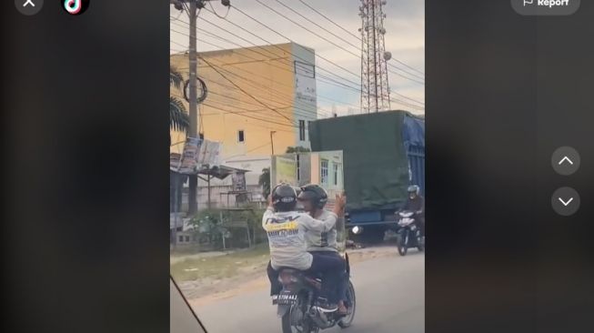 Viral Lelaki Naik Motor Bawa Cermin, Warganet Ngakak Liat Ekspresinya. (Dok: TikTok/fiskal_99)