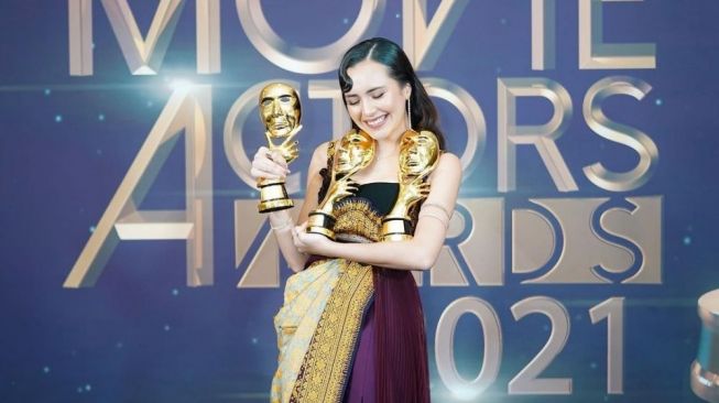 Potret Beby Tsabina Borong Piala IMA Awards 2021. [Instagram.com/bebytsabina]