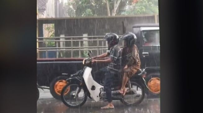 Romantisnya Kakek Nenek Berduaan Naik Motor di Tengah Hujan, Warganet Auto Baper