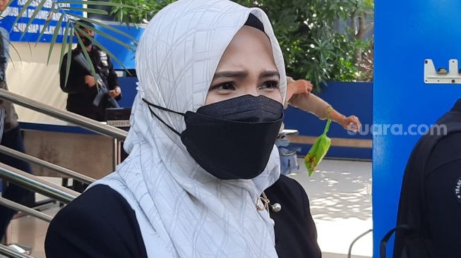 Amalia Fujiawati melaporkan Bambang Pamungkas ke Polda Metro Jaya, Kamis (2/12/2021) dalam kasus penelantaran anak. [Ismail/Suara.com]