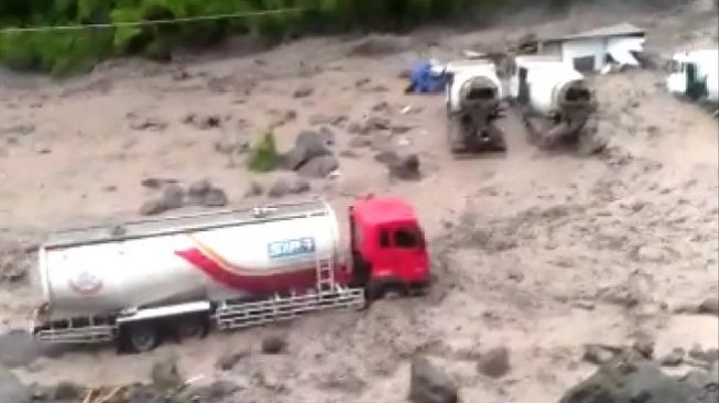 Banjir Lahar Hujan Merapi Terjang Proyek Sabodam Kali Senowo Magelang