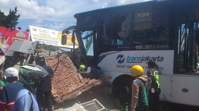 Sebuah bus TransJakarta menabrak Pos Lantas PGC Cililitan, Jakarta Timur, Kamis (2/12/2021). [Twitter@TMCPoldaMetro]