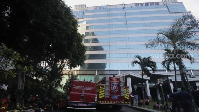 Kebakaran Gedung Cyber 1 Kuningan, Petugas: Diduga Akibat Arus Pendek