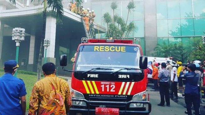 Petugas tengah berusaha memadamkan kebakaran Gedung Cyber di Kuningan Barat, Jakarta Selatan, Kamis (2/12/2021) siang. [Instagram@humasjakfire]