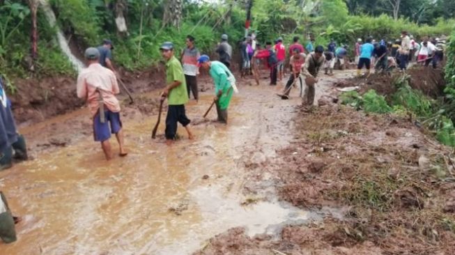 Mahasiswa Mandalawangi Ngadu Soal Jalan Rusak Ke DPRD Pandeglang, Tuntut Perbaikan