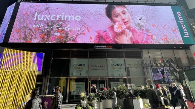Bangga, Awkarin dan Brand Kosmetik Lokal Ini Tampil di Times Square New York
