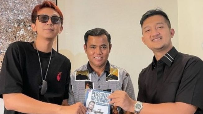Crazy Rich Surabaya Serahkan Hasil Lelang Buku Rp 400 Juta ke Mertua Vanessa Angel