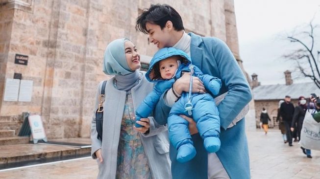 Kelahiran Anak Artis Paling Disorot Tahun 2021. (Instagram/@rey_mbayang)