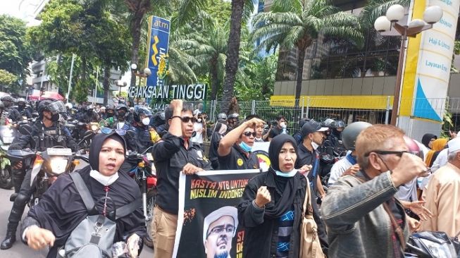 Polisi membubarkan massa aksi Reuni 212 dan menggiring menuju kawasan Bundaran HI. (Suara.com/Yaumal)