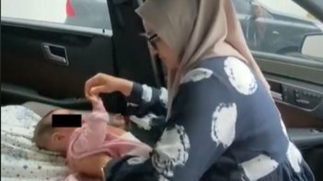 Viral Aksi Suami Tak Tega Lihat Istri Kesusahan Ganti Popok Anak Bikin Kesal. (TikTok)