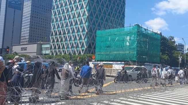 Massa aksi Reuni 212 long march menuju kawasan MH Thamrin, Jakarta Pusat. (Suara.com/Arga)