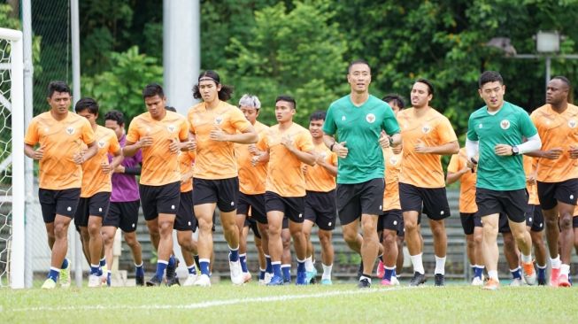 Timnas Indonesia sedang menjalani latihan jelang Piala AFF 2020  di Stadion Bukit Gombak, Singapura, Jumat (3/12/2021). (dok. PSSI)