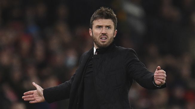 Manajer sementara Manchester United Michael Carrick memberi isyarat di pinggir lapangan selama pertandingan sepak bola Liga Premier Inggris antara Manchester United dan Arsenal di Old Trafford, Manchester, Inggris, pada (2/12/2021). [OLI SCARFF / AFP]