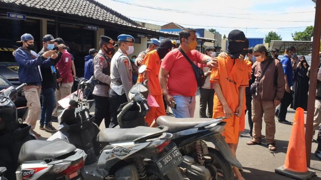 Melawan saat Diamankan, Maling Spesialis Motor Matic di Bandung Ditembak Polisi