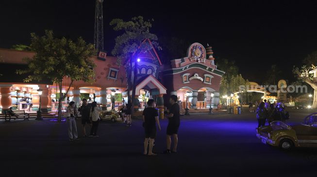 Warga mengunjungi Dufan Night di Dunia Fantasi, Ancol, Jakarta, Jumat (3/12/2021). [Suara.com/Angga Budhiyanto]