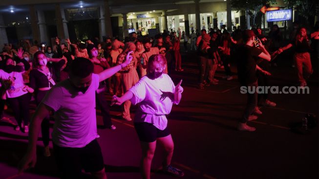 Pengunjung menikmati pertunjukan musik Dufan Night di Dunia Fantasi, Ancol, Jakarta, Jumat (3/12/2021). [Suara.com/Angga Budhiyanto]