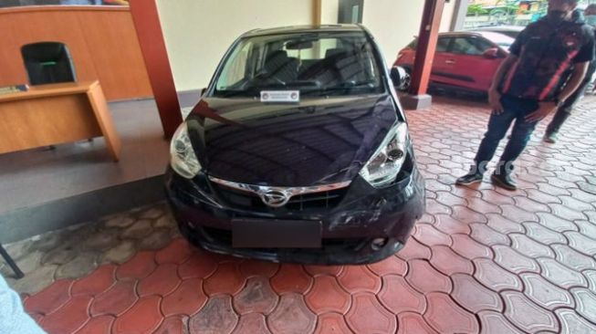 Mobil jenis Daihatsu Sirion yang digunakan pelaku bandar narkoba saat menabrak Iptu Lukas Marbun dalam rilis kasus di Mapolres Metro Jakarta Pusat, Jumat (3/12/2021). [Suara.com/Yaumal Asri Adi Hutasuhut]